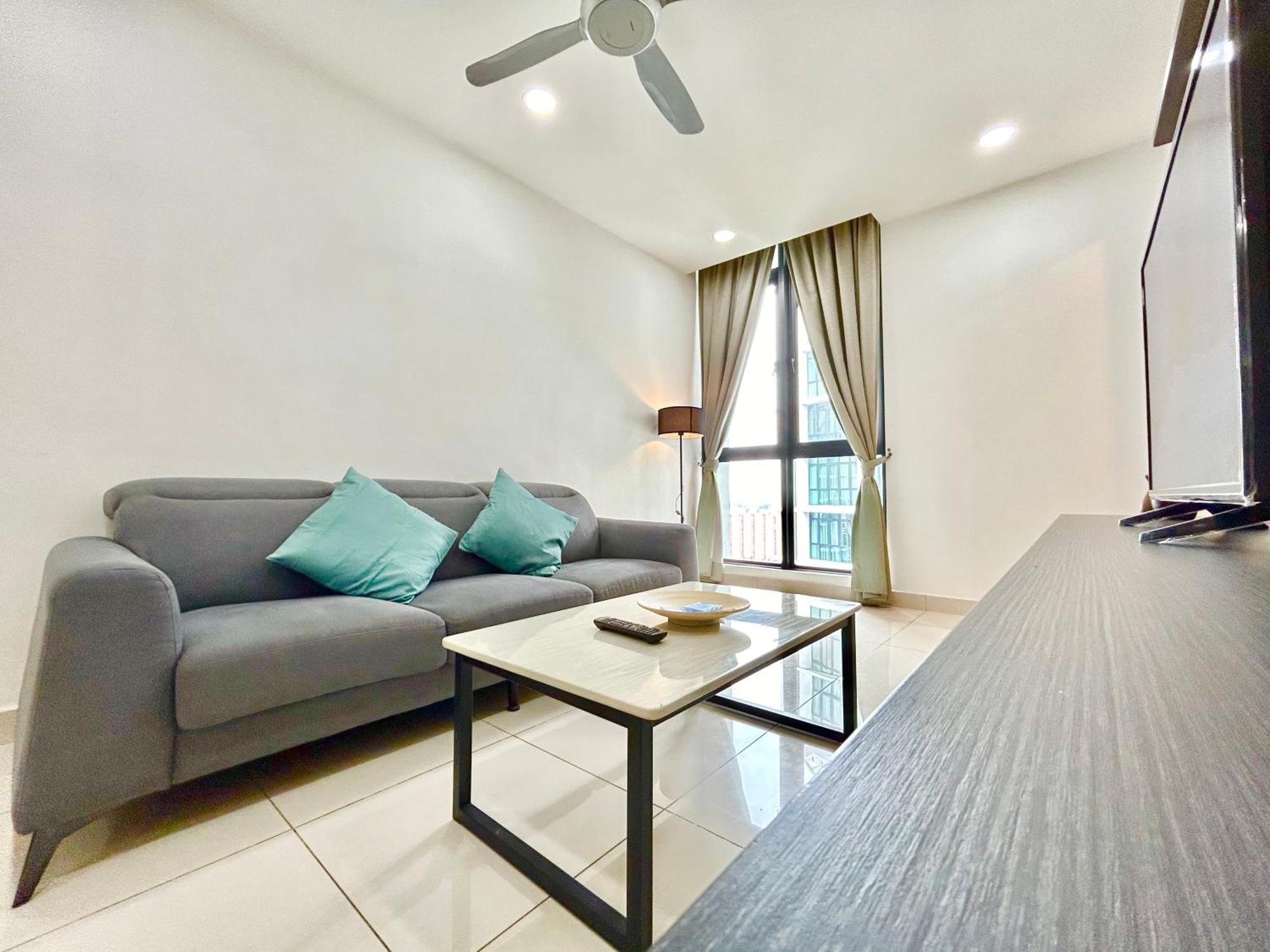 1-8 Pax Comfort Place 3room Ara Damansara Apartment *